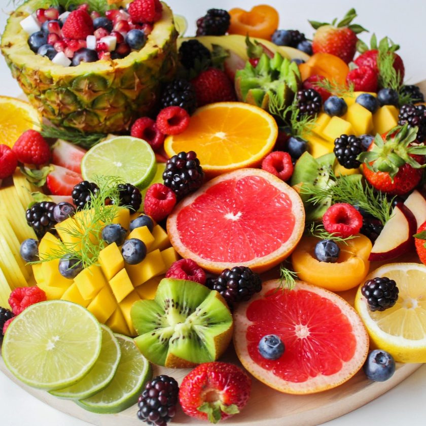 sliced fruits on tray. manfaat buah untuk diet