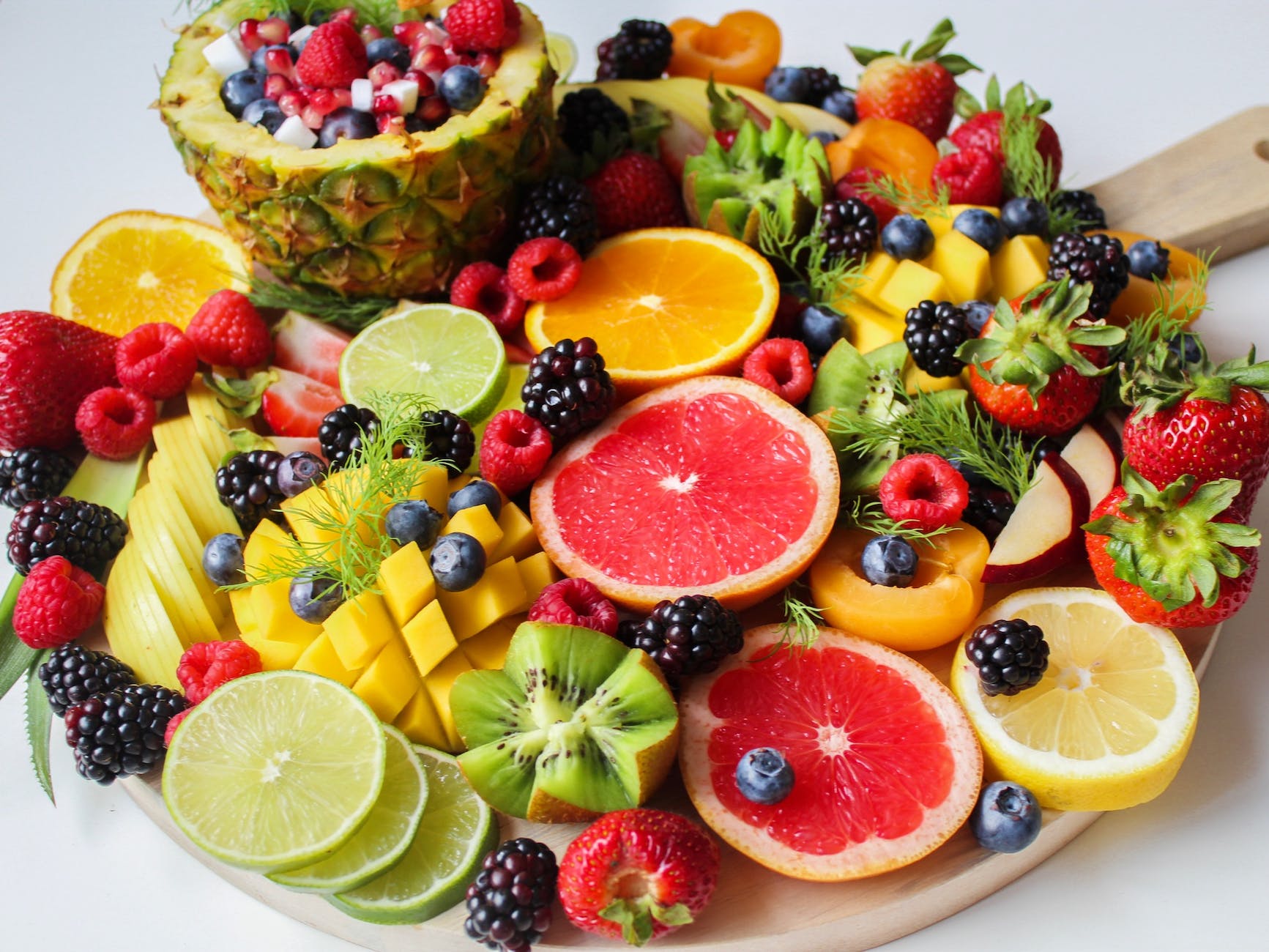 sliced fruits on tray. manfaat buah untuk diet